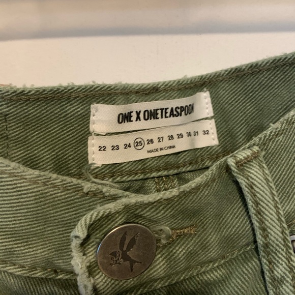 Distressed Cropped Jeans - Picture 4 of 6